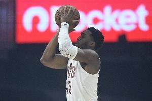 今天是三分神射!米切尔半场三分7中5射落15分 另有2板2助 今天是三分神射!米切尔半场三分7中5射落15分 另有2板2助