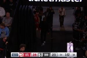 希望没事啊!特雷-杨膝盖被队友压到 随后返回更衣室 希望没事啊!特雷-杨膝盖被队友压到 随后返回更衣室