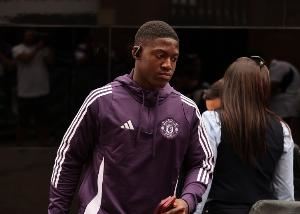 罗马诺:曼联坚持要留住梅努和齐尔克泽,西汉姆想租借二人半年 罗马诺:曼联坚持要留住梅努和齐尔克泽,西汉姆想租借二人半年