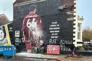 阿诺德利物浦壁画今晨惨遭污损，被涂鸦大字：“再见吧，老鼠”