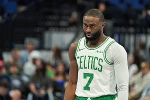 不够亮眼！杰伦·布朗上半场11中5得12分1板1助 没有三分出手