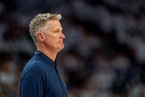 科尔:我们有太多单手随意传球都变成失误 比赛讲究稳健和基本功 科尔:我们有太多单手随意传球都变成失误 比赛讲究稳健和基本功