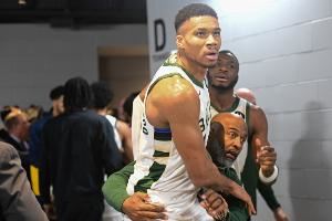 小里称赞字母哥非常有风度！湖记：他在管理比赛用球上有进步🤣